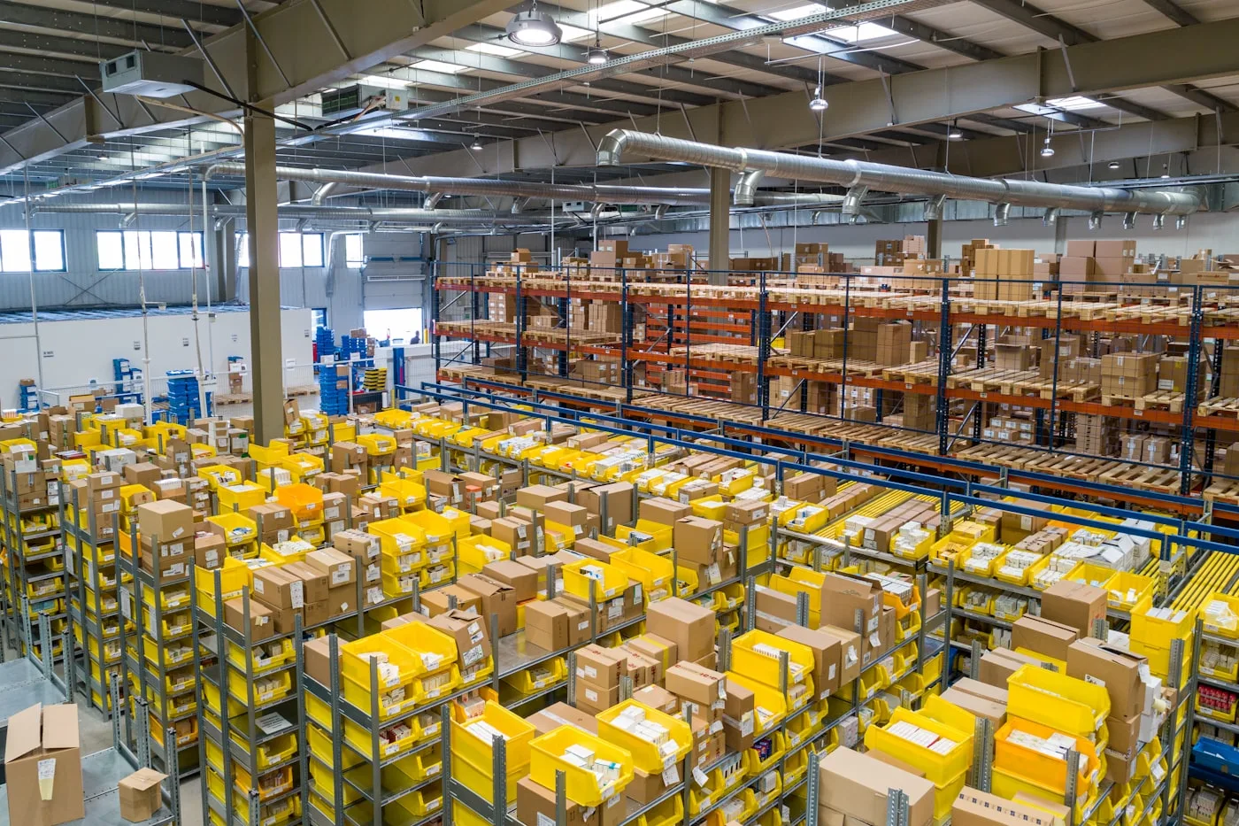 Distribution warehouse with sorted parcels, bins and racking bays